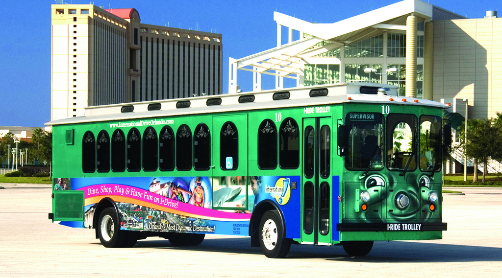 Ônibus turístico verde I-Ride Trolley, principal meio de transporte econômico na International Drive em Orlando.