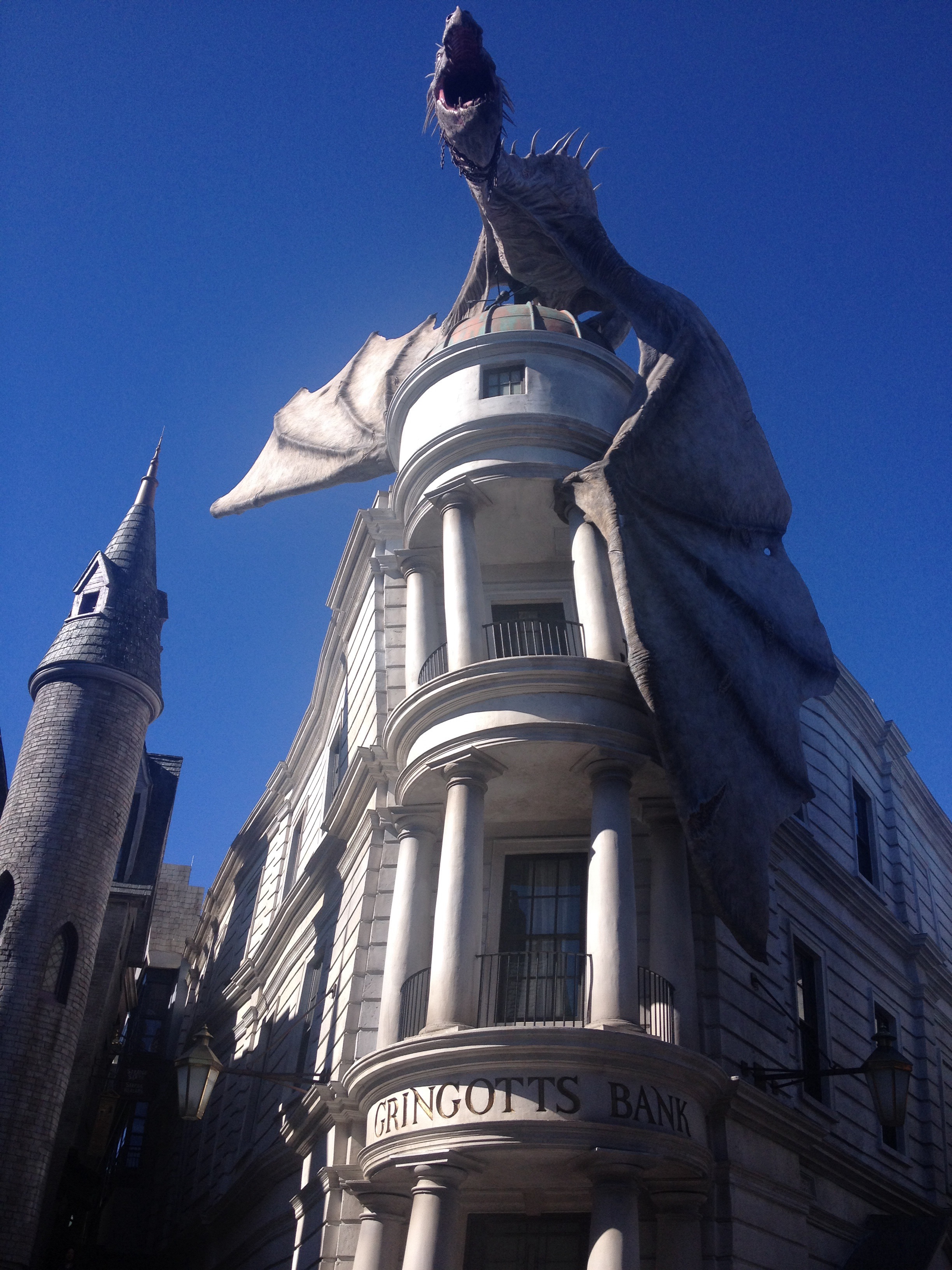 Dragão cuspidor de fogo no topo do Banco Gringotes no Beco Diagonal, Universal Studios Florida em Orlando.