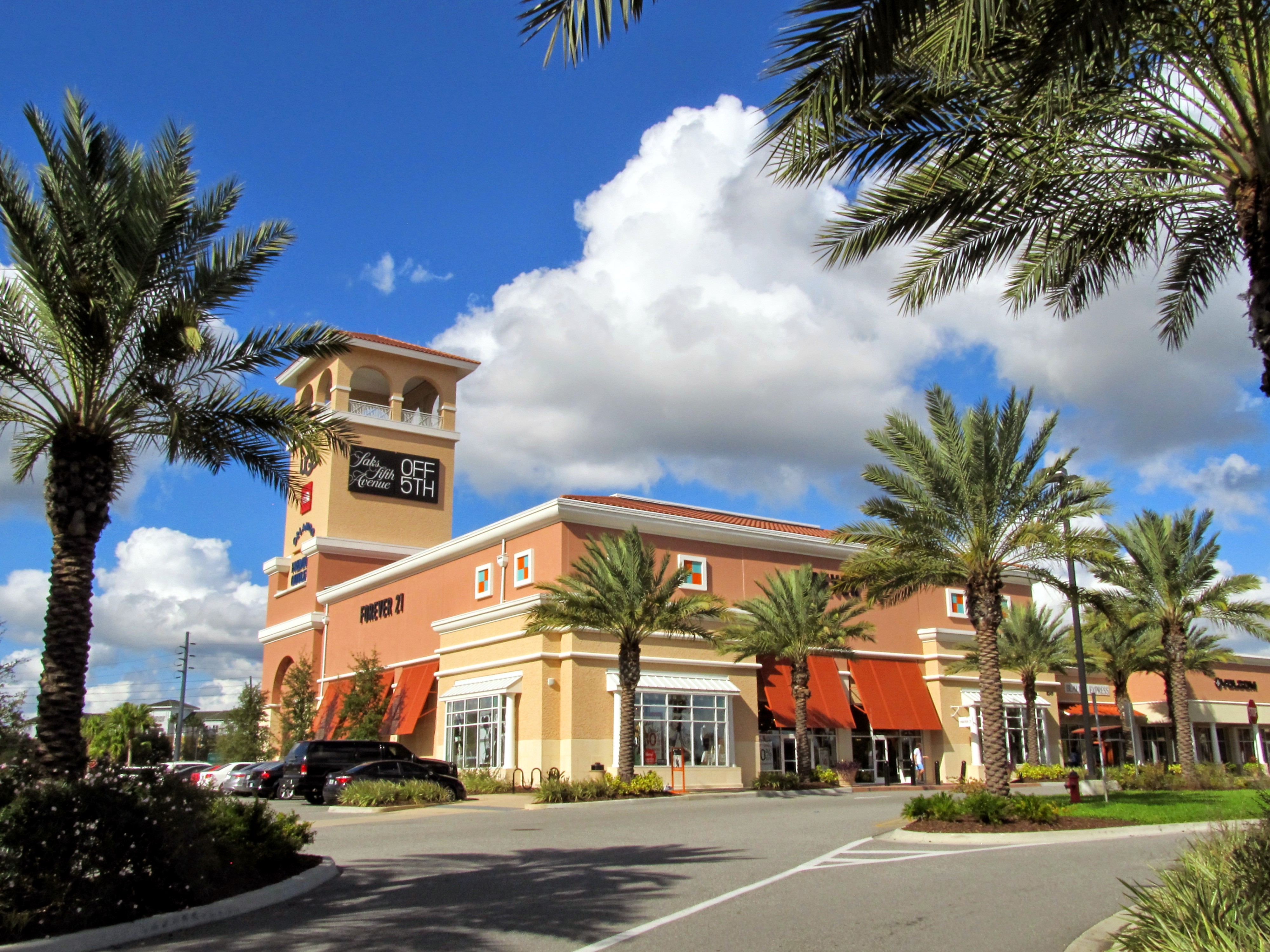 Lojas no Orlando Premium Outlets, principal centro de compras na International Drive.