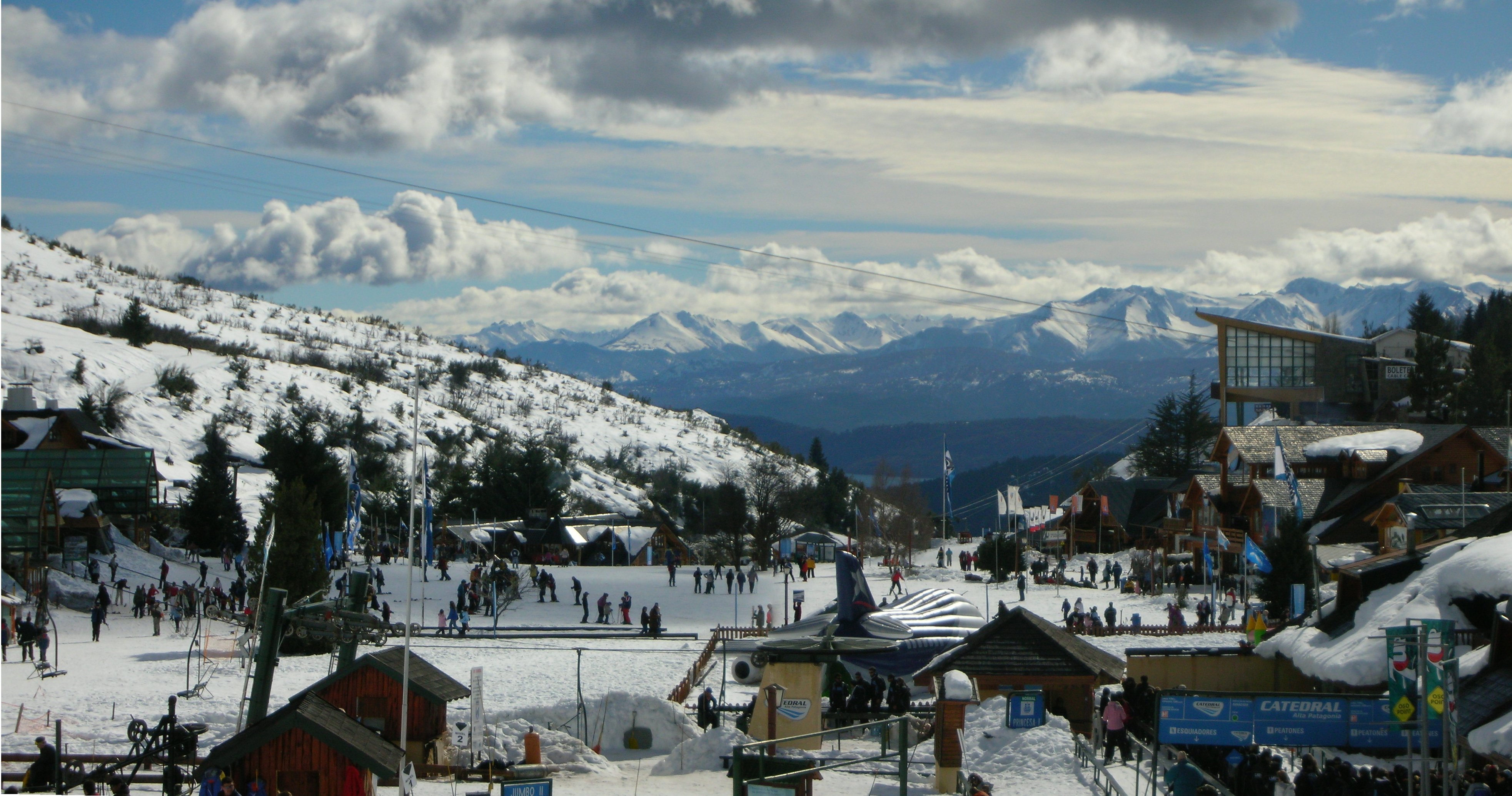 Vista panorâmica da Estação de Esqui Cerro Catedral em Bariloche coberta de neve