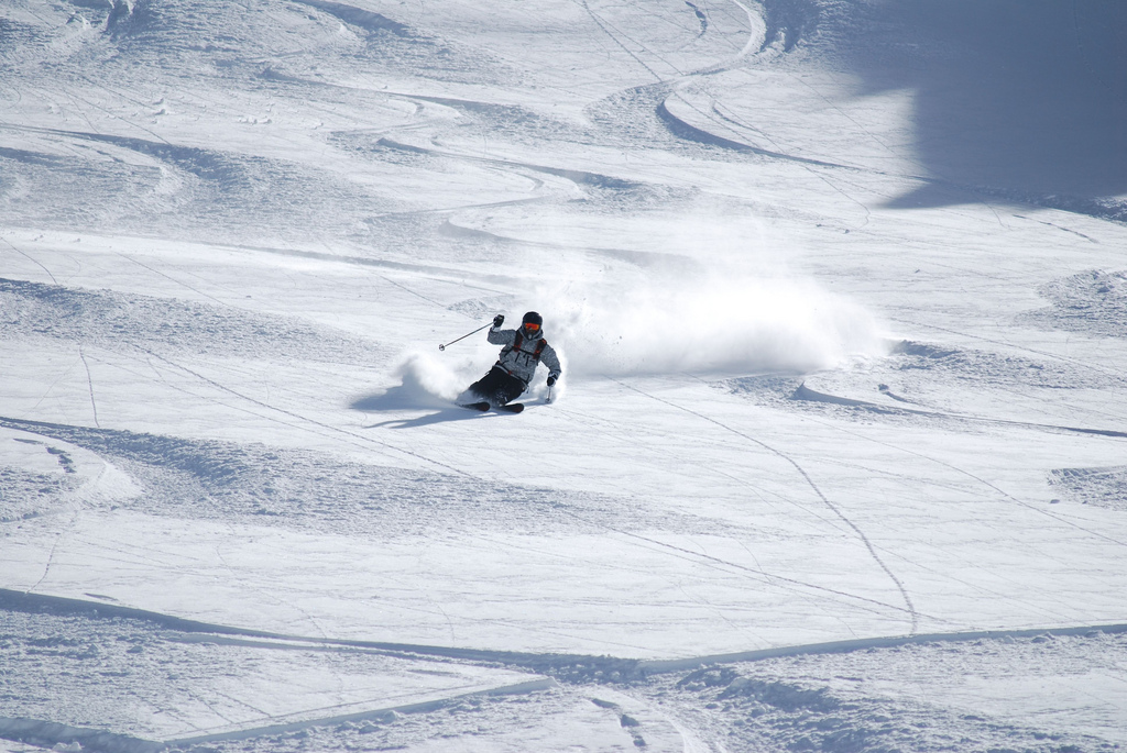 Pessoas praticando esportes de inverno no Valle Nevado, Chile