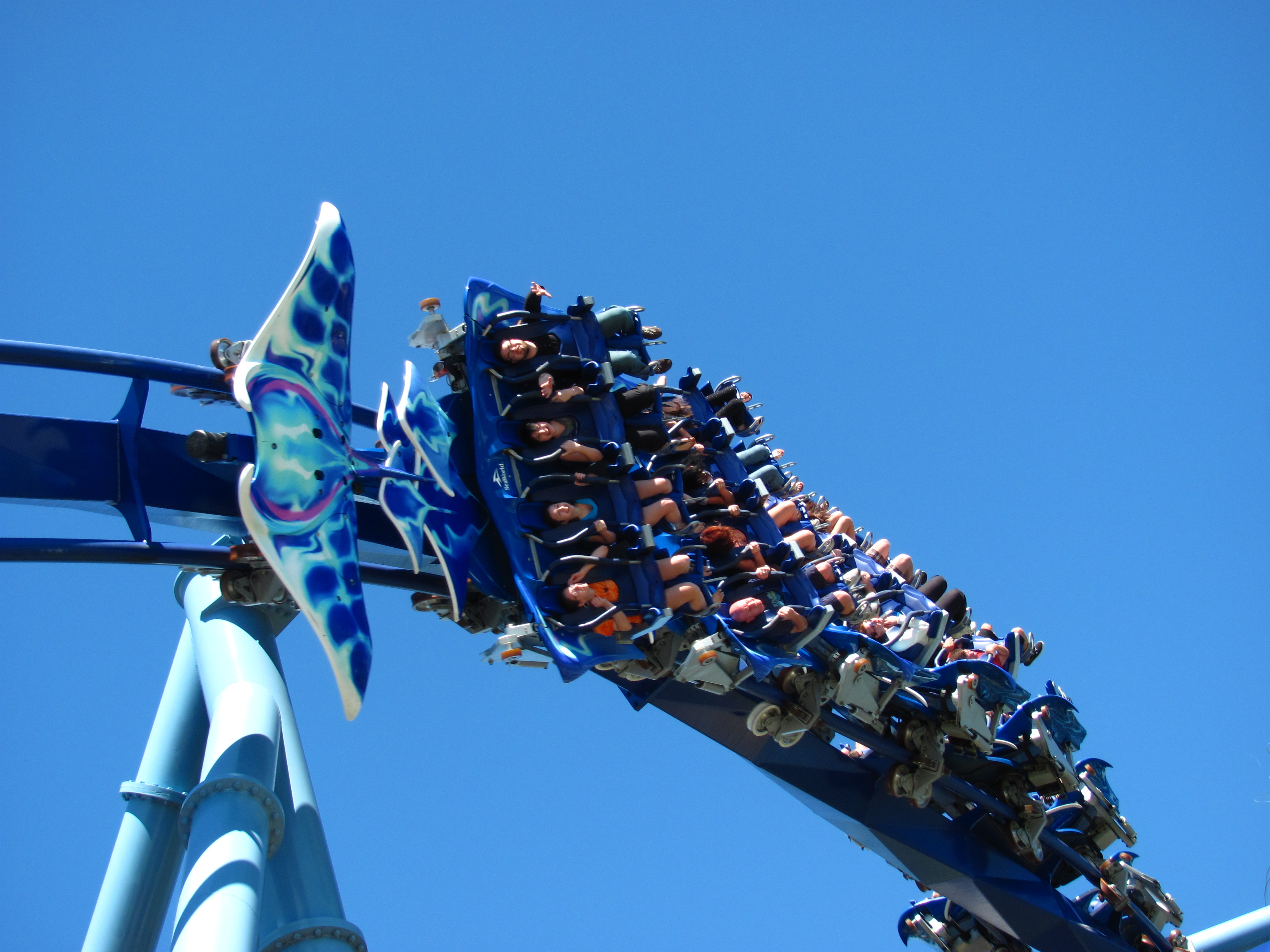 Montanha-russa voadora Manta no SeaWorld Orlando com carrinho em formato de arraia.