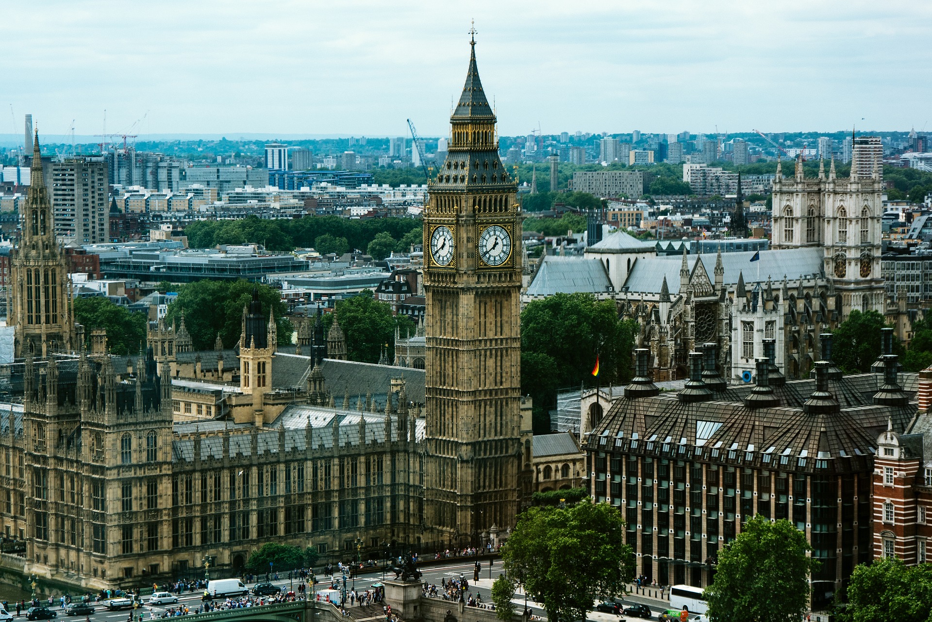 Arquitetura gótica do Palácio de Westminster com a torre do Big Ben
